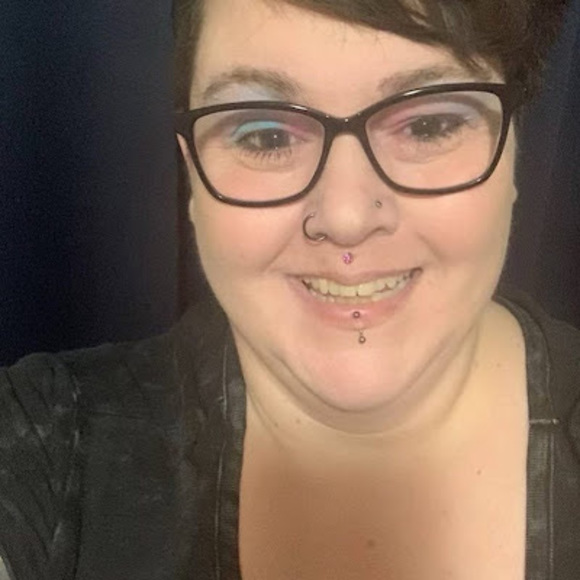 Profile Picture of Shannon Unsicker (@sunsicker) on Poshmark