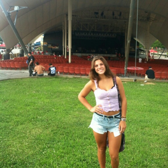 Profile Picture of Kirsten Thor (@kirstenzoe386) on Poshmark