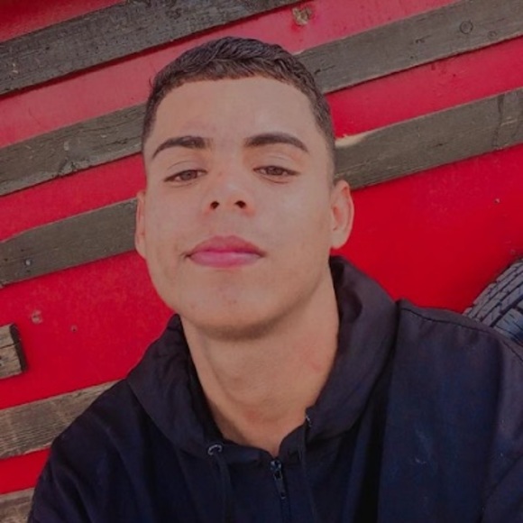 Profile Picture of David Apostol (@apostoldavid582) on Poshmark