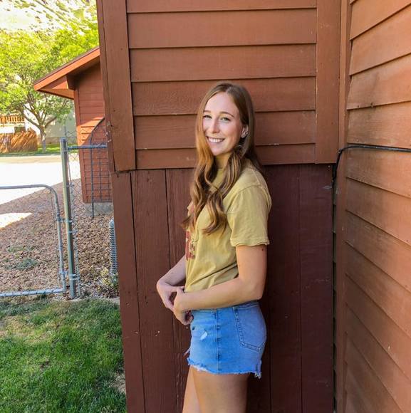 Profile Picture of Lily Henry (@lilyhenry) on Poshmark