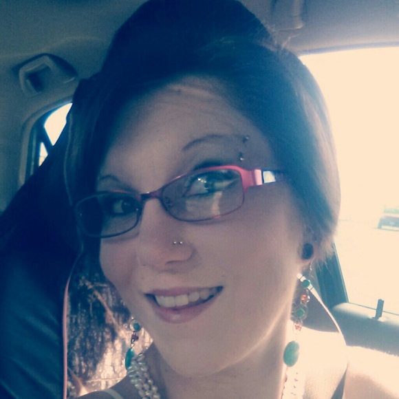Profile Picture of Haylie Hastie (@haylie89) on Poshmark