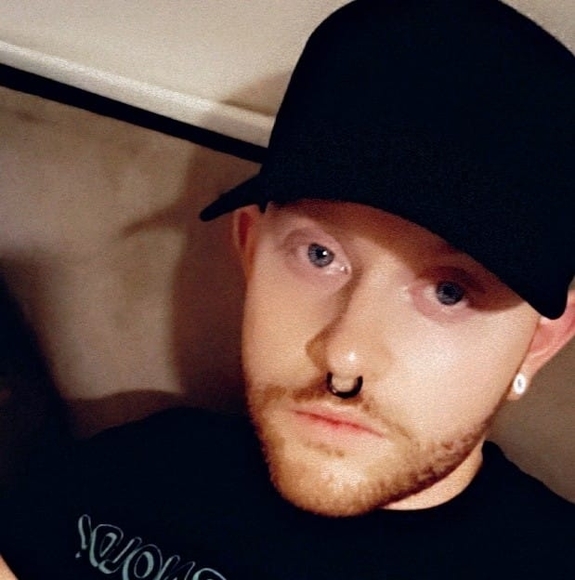 Evan Gilbert - Poshmark Profile Picture of Evan Gilbert (@gilberte14) on Poshmark