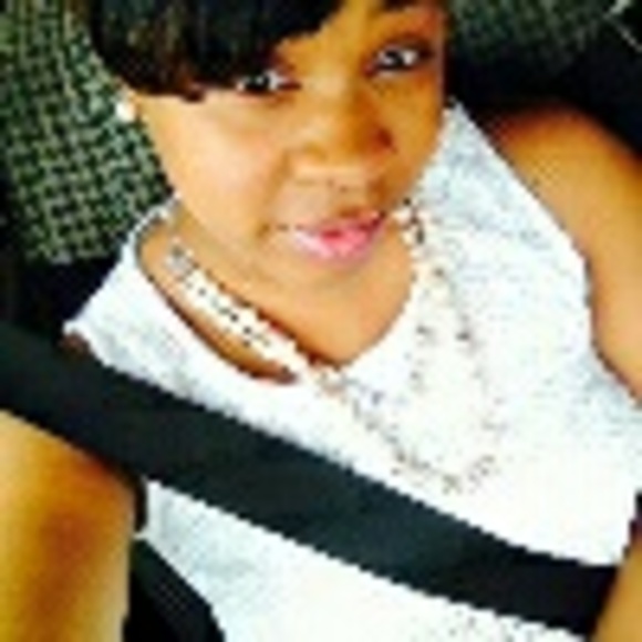 Profile Picture of Essence Williams (@essie19) on Poshmark