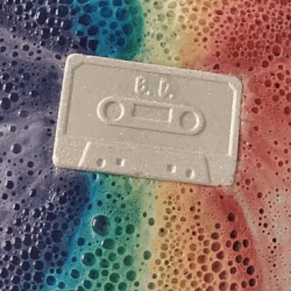 Zero Zero - Poshmark Profile Picture of Zero Zero (@glambat) on Poshmark