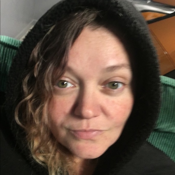 Profile Picture of Lisa Timbs (@lisatimbs) on Poshmark