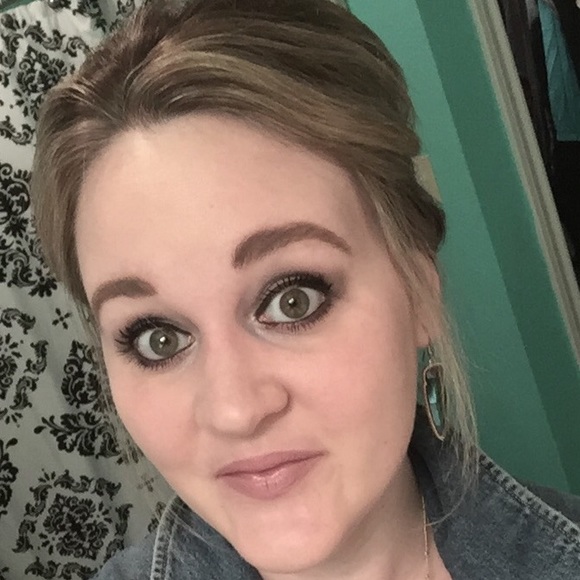 Profile Picture of Amber Stufflebean (@astufflebean) on Poshmark