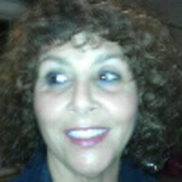 Profile Picture of Elizabeth Cunha (@lizzy1295) on Poshmark
