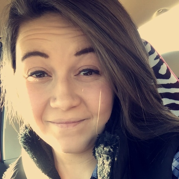 Profile Picture of Nicole Kallgren (@purplebunky93) on Poshmark