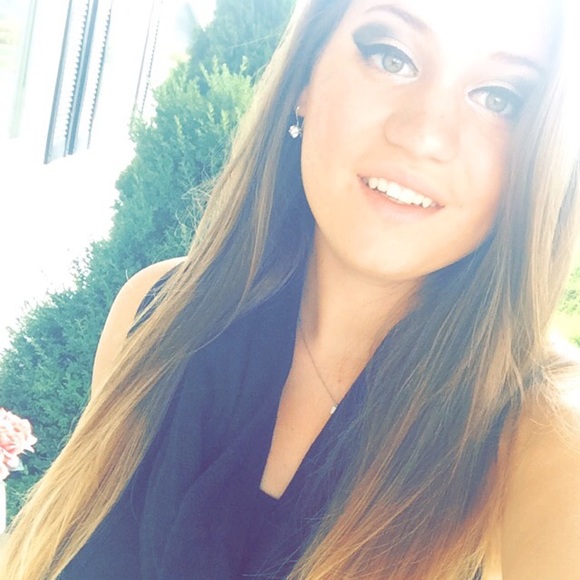 Profile Picture of Shannon Sebak (@shansebak) on Poshmark