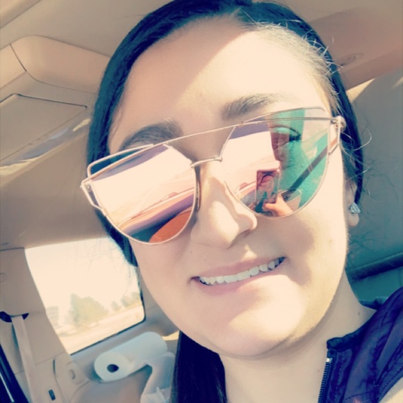 Profile Picture of Samantha Hastings (@hastingsrae19) on Poshmark