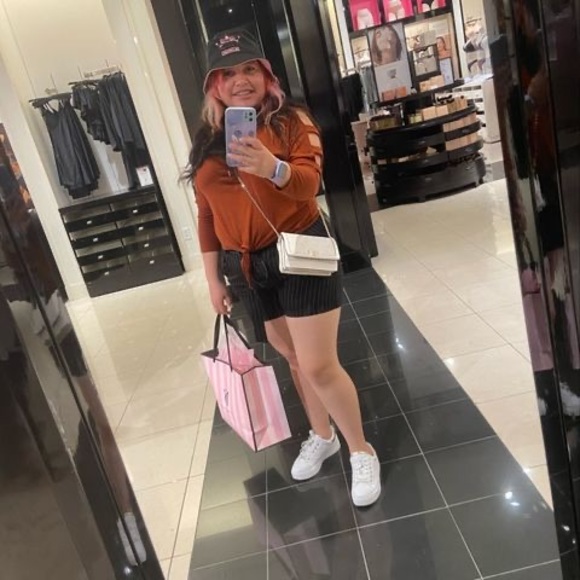 Profile Picture of Jeanneth Takumoto (@jeanneth_t) on Poshmark