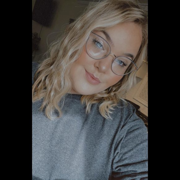 Profile Picture of Larrah Wilbanks (@larrahwilbanks) on Poshmark