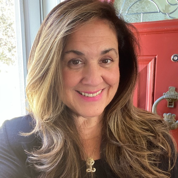 Profile Picture of Lisa Dolan (@lisadolan727) on Poshmark