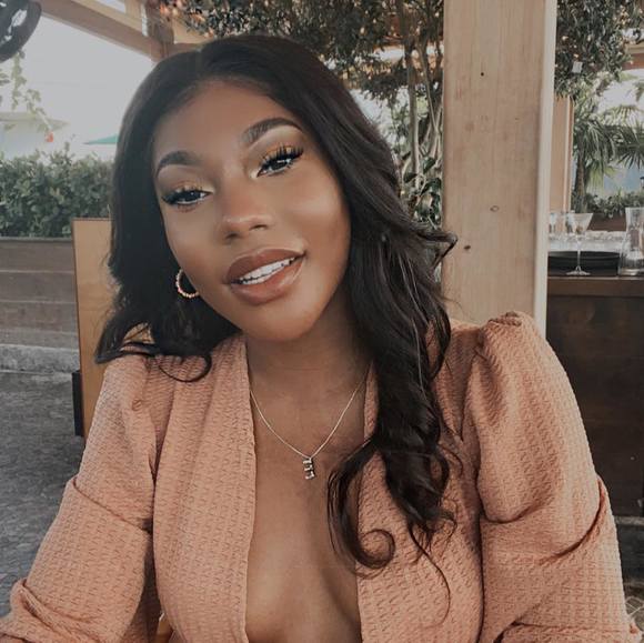 Profile Picture of Erdsee Pyronneau (@erdseep) on Poshmark