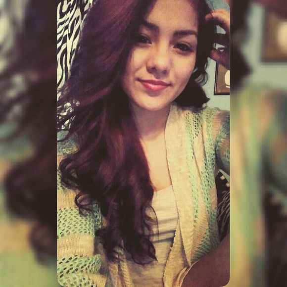 Profile Picture of Liz Camino (@lizbethgamino) on Poshmark