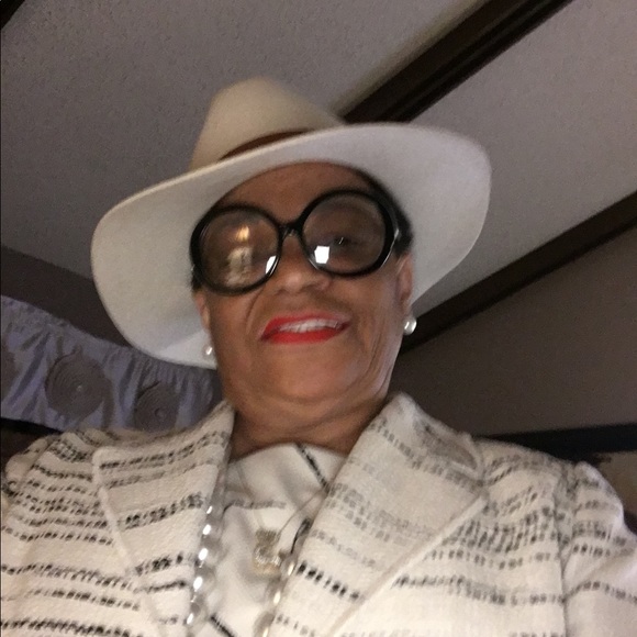Profile Picture of Alice Simmons (@astrongsimmons) on Poshmark