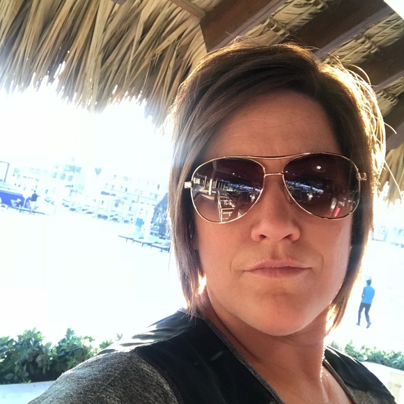 Profile Picture of Amy English (@amyeng429) on Poshmark