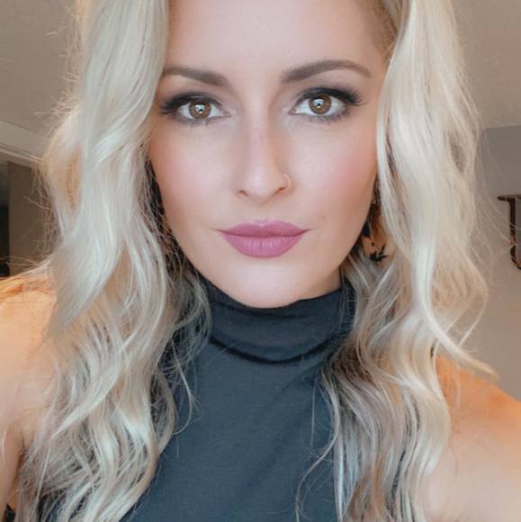 Profile Picture of Jenny Luehring (@jenny_vandrew) on Poshmark