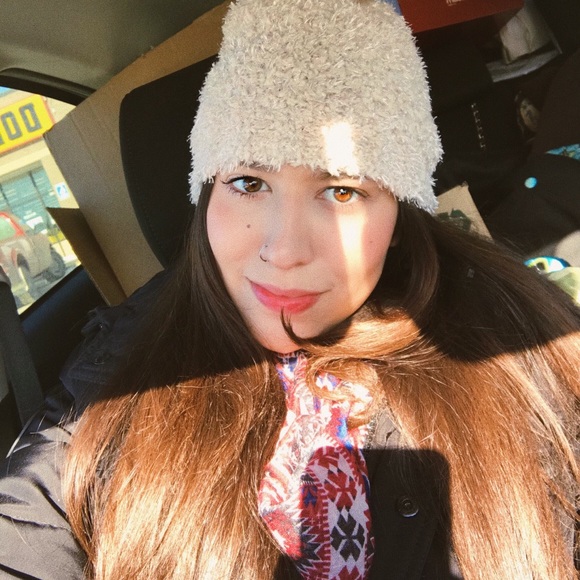 Profile Picture of Gabrielle Kuffner (@gabikuffner) on Poshmark