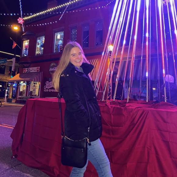 Profile Picture of Dea Duesing (@deaduesing) on Poshmark