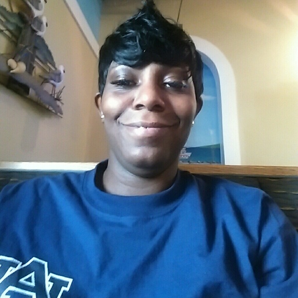 Profile Picture of Simone Dennis (@misssimone02) on Poshmark