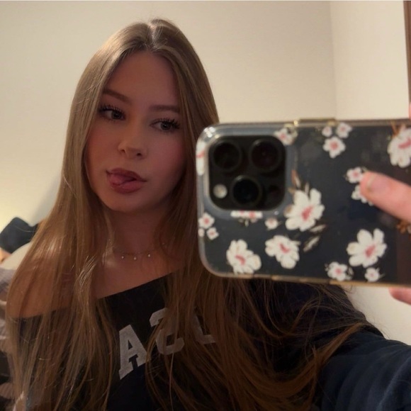 Profile Picture of Breanna Blasenhauer (@bblasenhauer) on Poshmark
