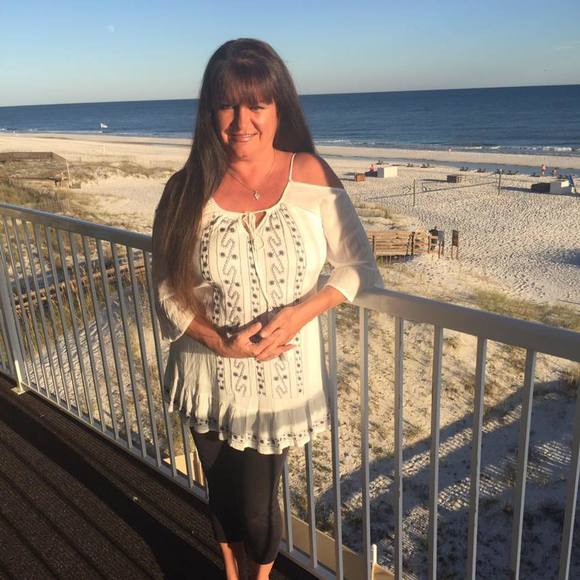 Profile Picture of Laurie Travis (@laurie_travis) on Poshmark