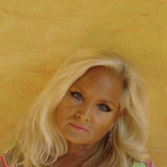 Profile Picture of Lisa Swift (@2swift) on Poshmark