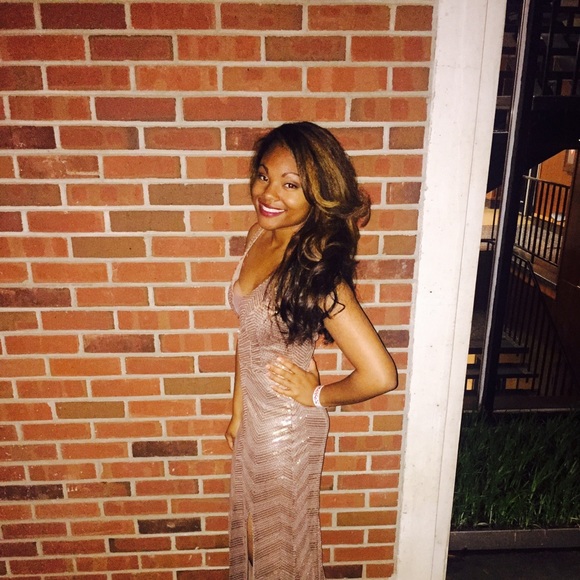 Profile Picture of Taylor Toves (@ttoves) on Poshmark