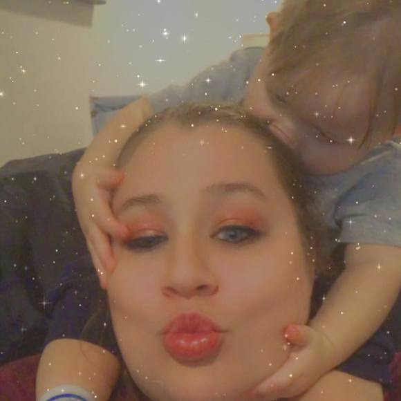 Profile Picture of Melissa Guzewicz (@guzewiczm) on Poshmark