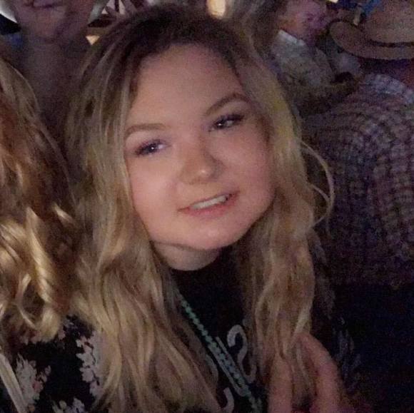 Profile Picture of Shelby Worsham (@shelbyworsham) on Poshmark