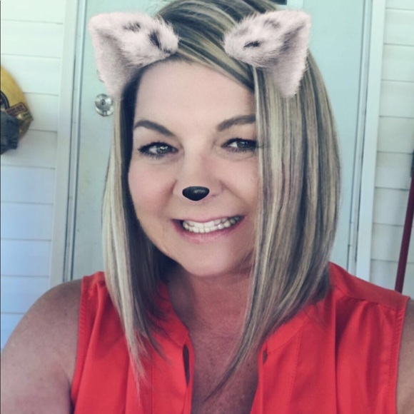 Profile Picture of Alison Hanna (@tangysauce1972) on Poshmark