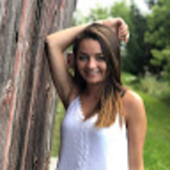 Profile Picture of Bryonna Aaroen (@bryonnaaaroen) on Poshmark