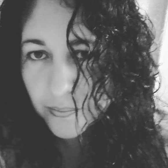 Profile Picture of Elisa Ledesma (@evbarro) on Poshmark