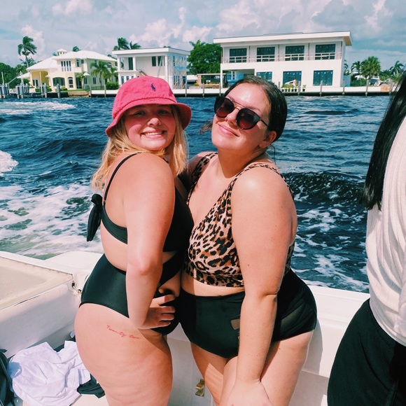 Profile Picture of Julia Wiley (@juliaelainew) on Poshmark