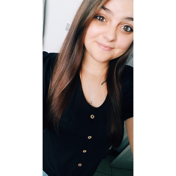 Profile Picture of Amber Pietrowicz (@amberpietrowicz) on Poshmark