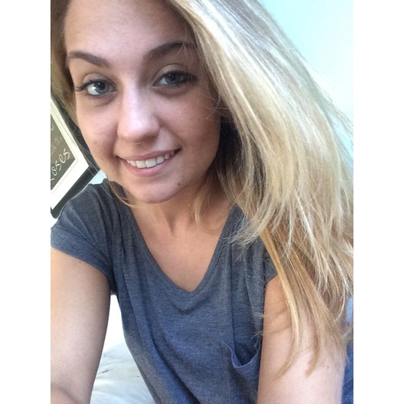 Profile Picture of Julie Schlesinger (@juliex19x) on Poshmark