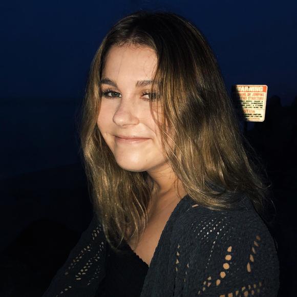 Profile Picture of Leah Givant (@leahgg) on Poshmark