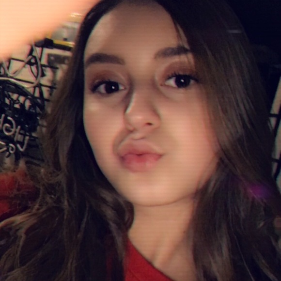 Profile Picture of Skkyyla Guck (@skkyylaguck) on Poshmark