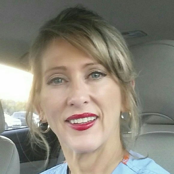 Profile Photo of Deanna Cox (@dhcoxrn1) on Poshmark