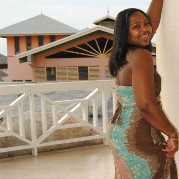 Profile Picture of Alicia Linton (@alicia_linton) on Poshmark