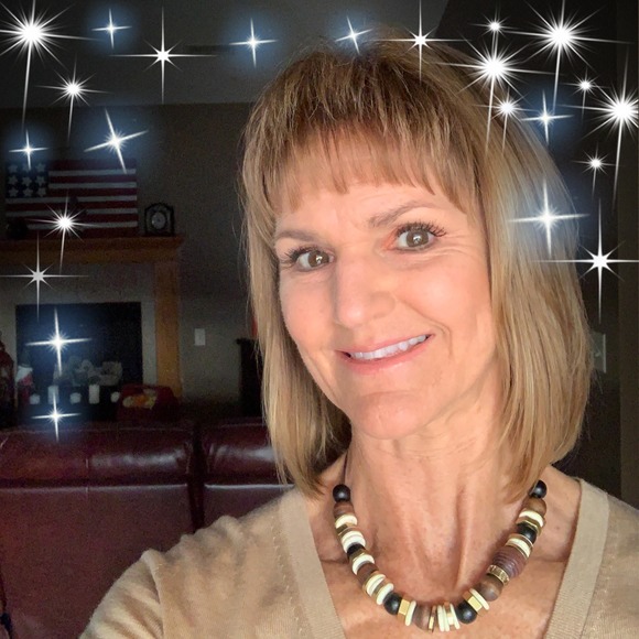 Profile Picture of Dee dee Dewell (@ddewell) on Poshmark