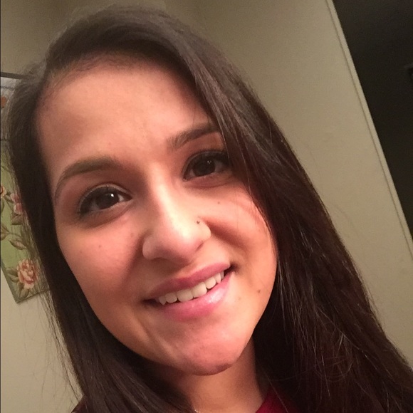 Profile Picture of Ashley Sunter (@asunter12) on Poshmark