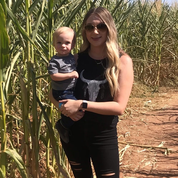 Profile Picture of Briana Schneider (@brovida7) on Poshmark