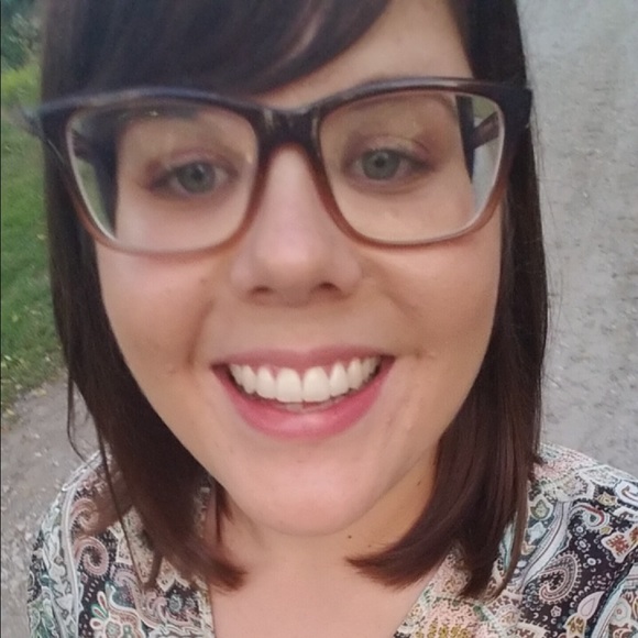 Profile Picture of Lisa Betterley (@lbetterley) on Poshmark