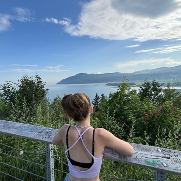 Profile Picture of Lauranne Gascon (@laurannegascon) on Poshmark