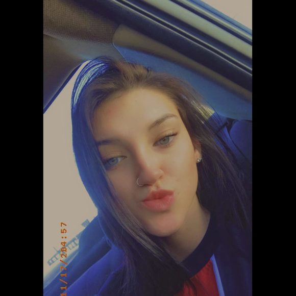 Profile Picture of Nicole Barnes (@nicb0425) on Poshmark