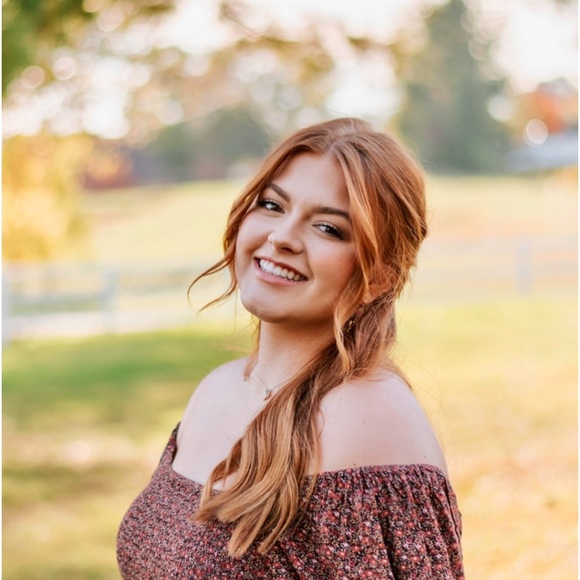 Profile Picture of Ashton Bagienski (@ashbagienski) on Poshmark