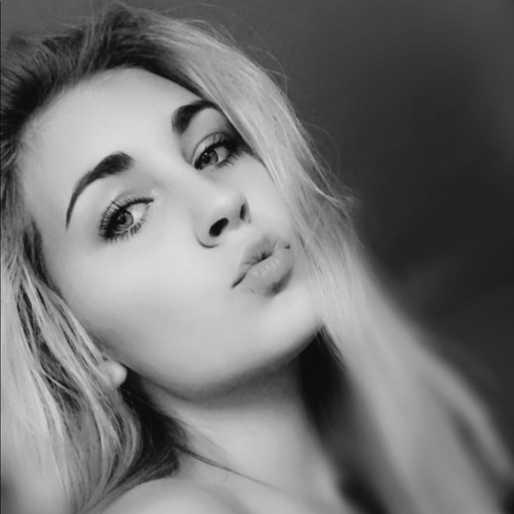 Profile Picture of Kyliie Dusseau (@kyliieskie) on Poshmark