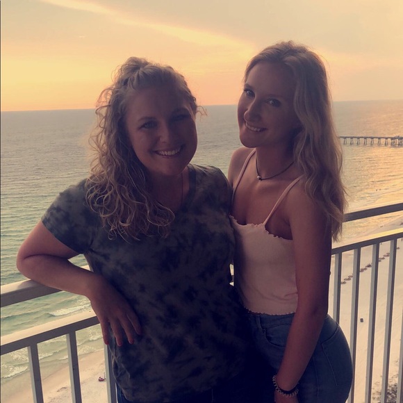 Profile Picture of Jodi Eschbach (@jodieschbach) on Poshmark